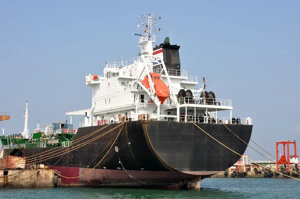 Oil tankers and tug — Stock Photo, Image