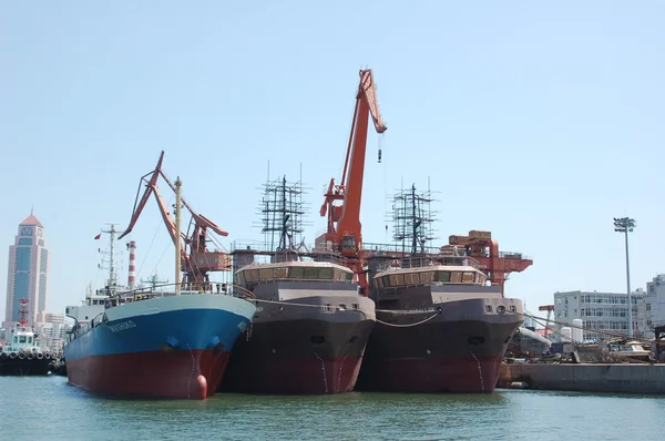 Oil tankers and tug — Stock Photo, Image