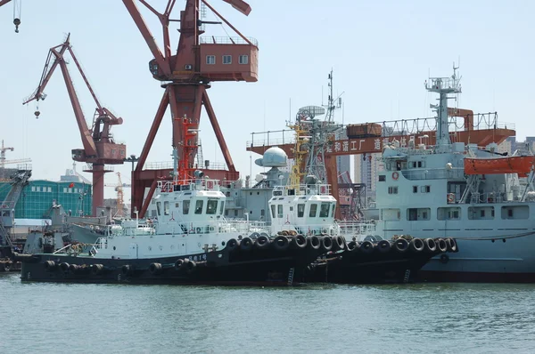 Olietankers en sleepboot — Stockfoto