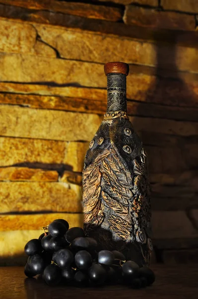 Das Bild Einer Alten Verzierten Weinflasche Und Einer Traube Der — Stockfoto