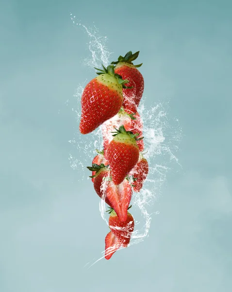 Frutas en un chorro de agua — Foto de Stock