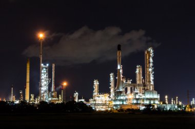 Geceleri petrol rafinerisi.