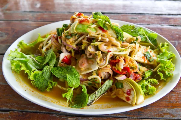 Rindfleisch und Chilisalat leckeres thailändisches Essen — Stockfoto