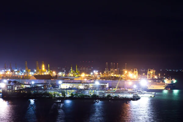 Kontejner a jeřáb v loděnici na moři za soumraku — Stock fotografie