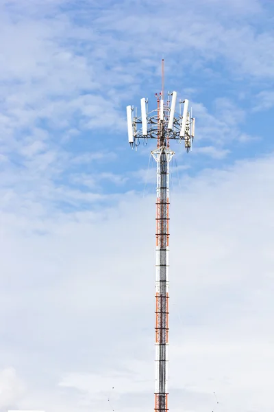Антенна вышки сотовой связи против голубого неба — стоковое фото