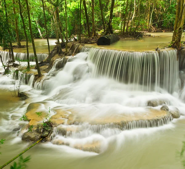 Vodopád, hua mae kamin úroveň 6 kanchanaburi Thajsko — Stock fotografie