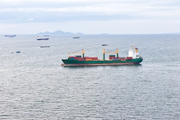 Lastfartyg med behållare segla på havet — Stockfoto