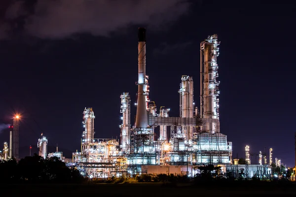 Olieraffinaderij 's nachts — Stockfoto