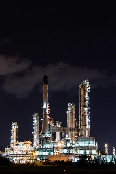 Refinaria de petróleo planta à noite — Fotografia de Stock