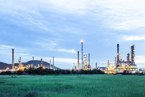 Planta de refinaria de petróleo no crepúsculo da manhã — Fotografia de Stock