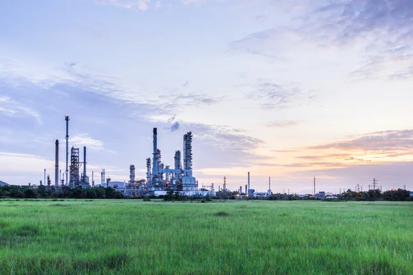 Planta de refinaria de petróleo no crepúsculo da manhã — Fotografia de Stock