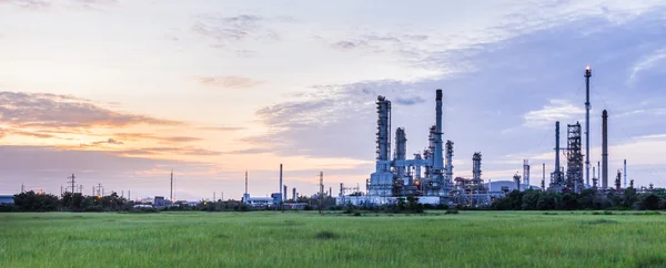 Planta de refinería de petróleo al atardecer — Foto de Stock