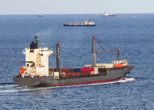 Cargo naviguant sur la mer — Photo