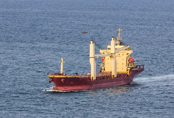 Frachtschiff auf dem Meer — Stockfoto