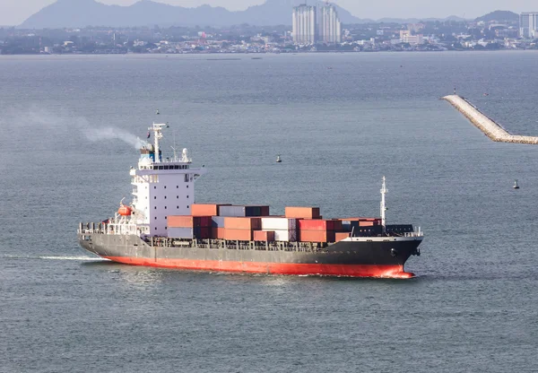 Vrachtschip varen op zee — Stockfoto