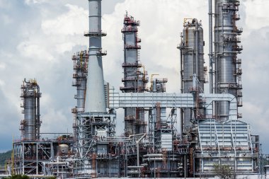 petrol rafineri tesisi mavi gökyüzü