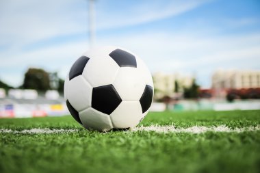 Yeşil çimlerde futbol topu