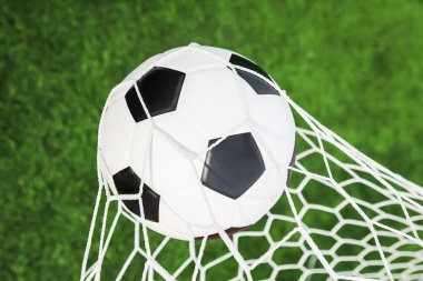 Futbol topu kale ağında.