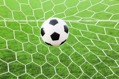 Futbol topu kale ağında.