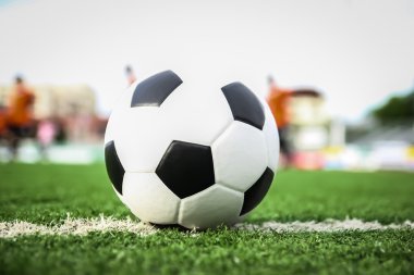 Yeşil çimenlerin üzerinde futbol