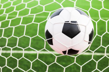 Futbol topu kale ağında.