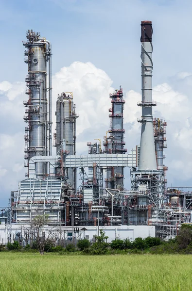 Refinaria de petróleo planta contra o céu azul — Fotografia de Stock