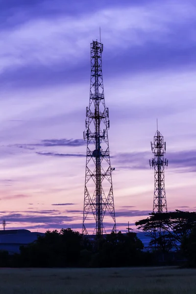 Mobiele telefoon antenne toren op twilight ochtend — Stockfoto