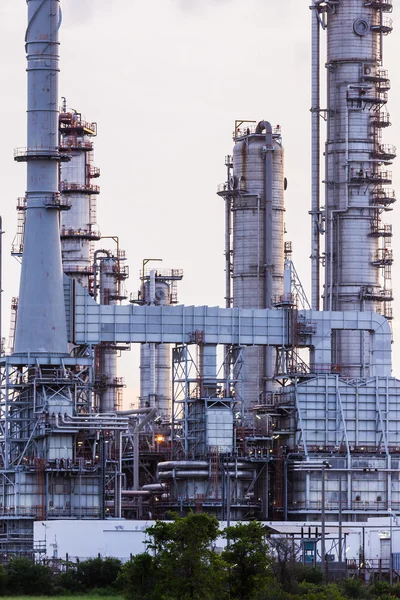 Planta de refinaria de petróleo no crepúsculo da manhã — Fotografia de Stock