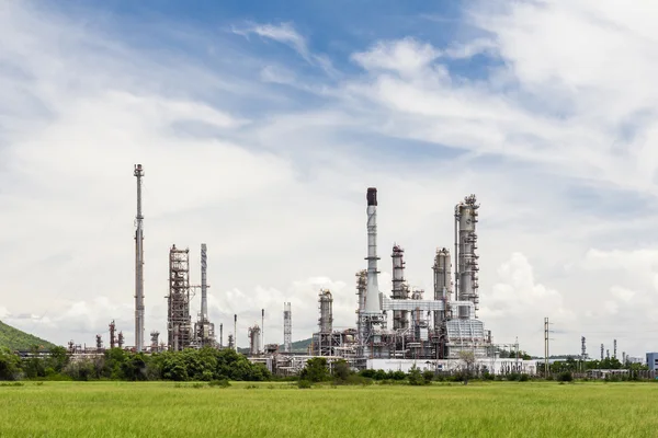 Refinería de petróleo contra el cielo azul —  Fotos de Stock