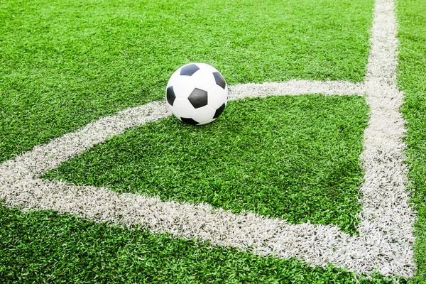 Fotboll på grönt fält conner — Stockfoto
