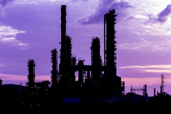 Silueta de la planta de refinería de petróleo en la mañana del crepúsculo —  Fotos de Stock