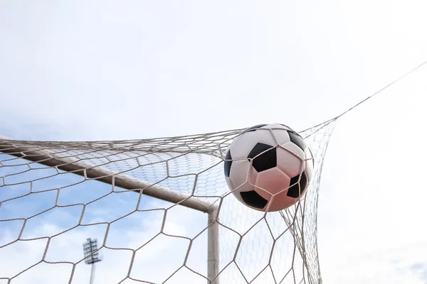 Balón de fútbol en la red de gol —  Fotos de Stock