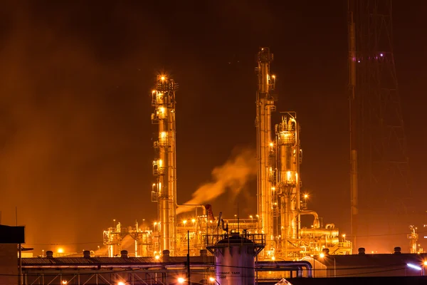 Planta de refinaria de petróleo e fumaça no crepúsculo da manhã — Fotografia de Stock