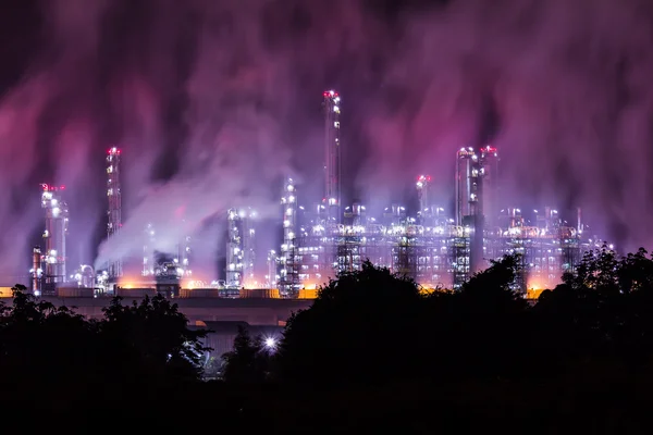Ropné rafinerie a kouřit v soumraku rána — Stock fotografie