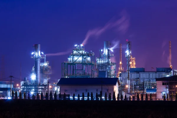 Impianto di raffineria di petrolio e fumo al mattino crepuscolo — Foto Stock