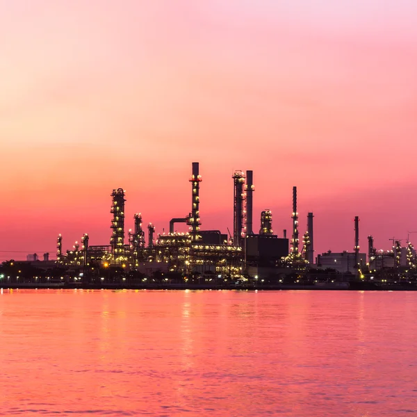 Usine de raffinage de pétrole au crépuscule matin — Photo