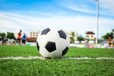 Yeşil çimlerde futbol topu