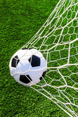 Futbol topu gol ağında.