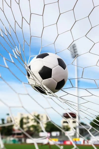 Voetbal in doelnet — Stockfoto