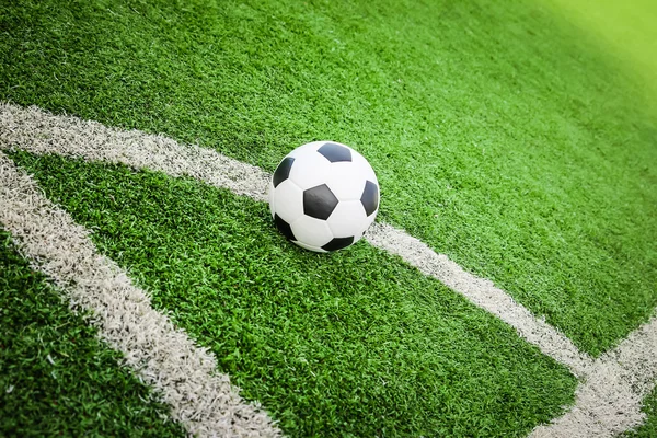 Fútbol en conner campo verde — Foto de Stock