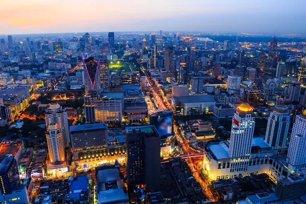 Luchtfoto van bangkok bij schemernacht — Stockfoto