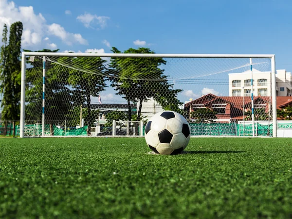 Piłka na zielonej trawie przed celem netto — Zdjęcie stockowe