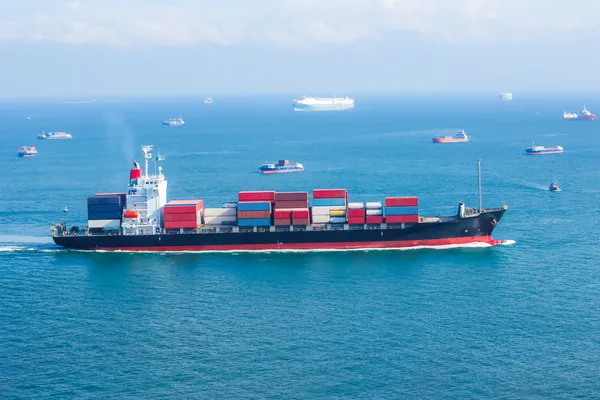 Kargo gemisi denize yelken kapları ile