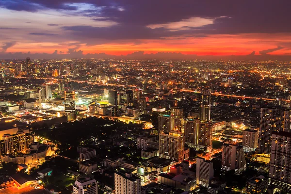 Luchtfoto van bangkok bij schemernacht — Stockfoto