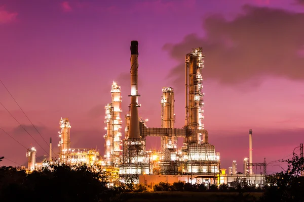 Oil refinery plant and smoke at twilight morning — Stock Photo, Image