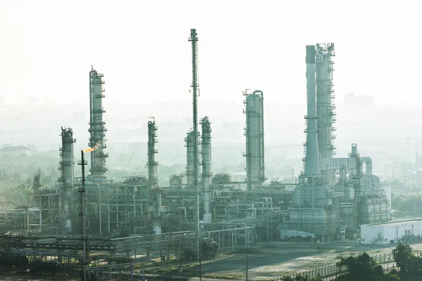 Impianto di raffinazione del petrolio e nebbia al mattino — Foto Stock