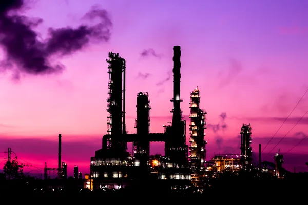 Planta de refinería de aceite de silueta y humo en la mañana del crepúsculo —  Fotos de Stock