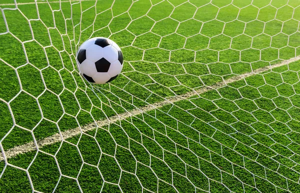Fotboll boll i mål nät — Stockfoto