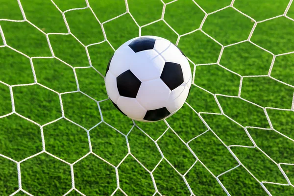 Balón de fútbol en la red de gol —  Fotos de Stock