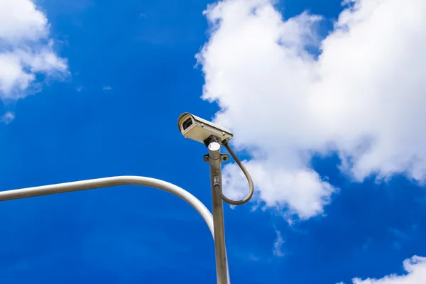 Камера наблюдения против голубого неба — стоковое фото